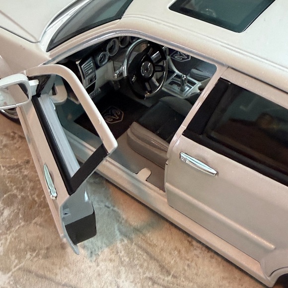 Dodge Magnum Diecast Car 1/18 Scale - Picture 6 of 7